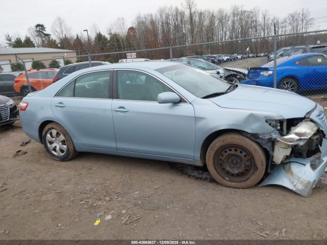 Toyota Camry Le Image 9