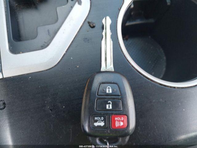 Toyota Camry Le Image 5