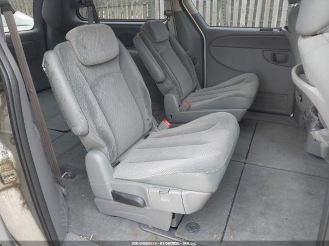 Chrysler Town & Country Touring Image 3