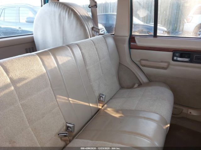 Jeep Cherokee Country Image 8