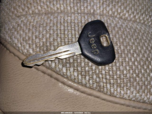 Jeep Cherokee Country Image 11