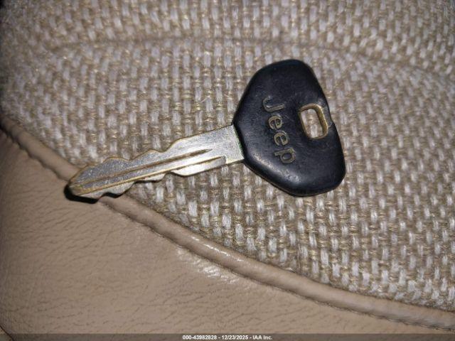 Jeep Cherokee Country Image 11