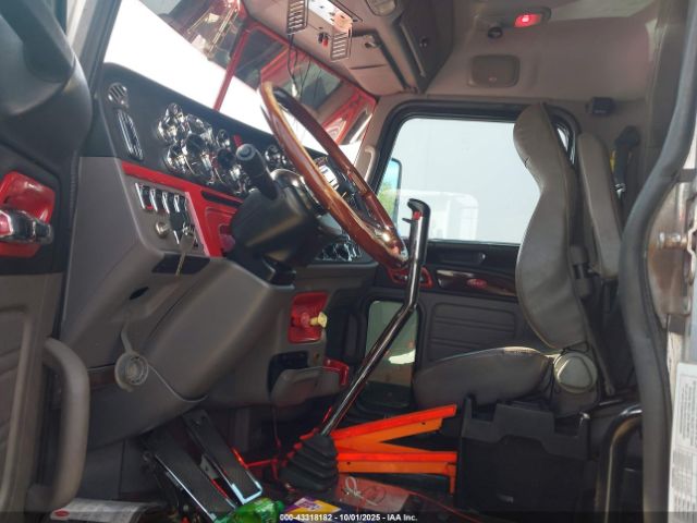 Peterbilt 389 Image 13