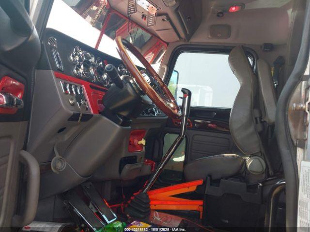 Peterbilt 389 Image 13