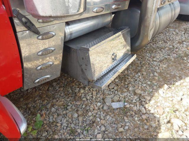 Peterbilt 389 Image 4