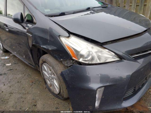 Toyota Prius v Three Image 4