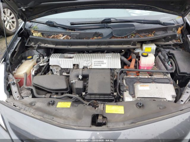 Toyota Prius v Three Image 10