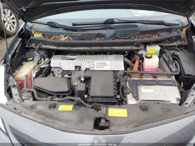 Toyota Prius v Three Image 10