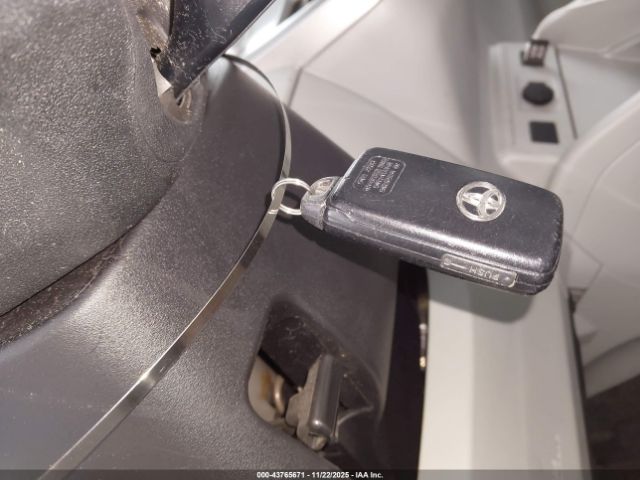 Toyota Prius v Three Image 16