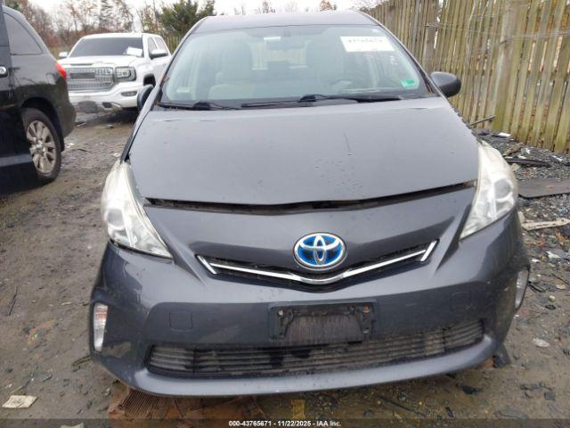 Toyota Prius v Three Image 12