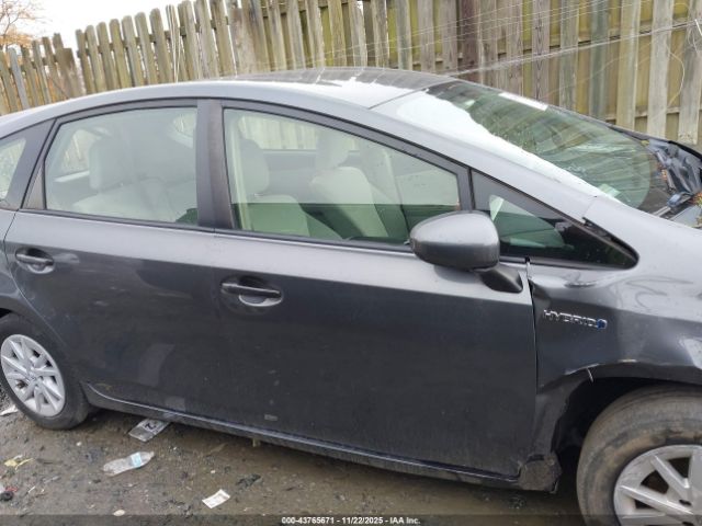 Toyota Prius v Three Image 14