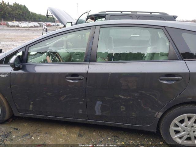 Toyota Prius v Three Image 11