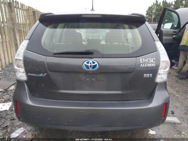 Toyota Prius v Three Image 15
