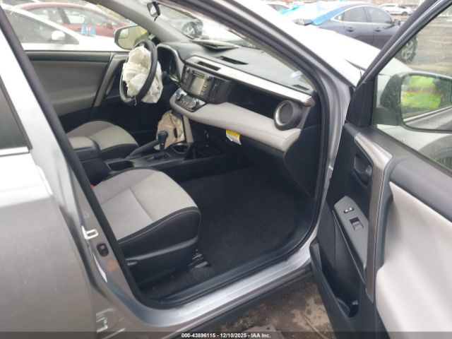 Toyota RAV4 Le Image 8