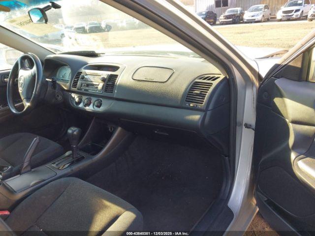 Toyota Camry Se Image 8