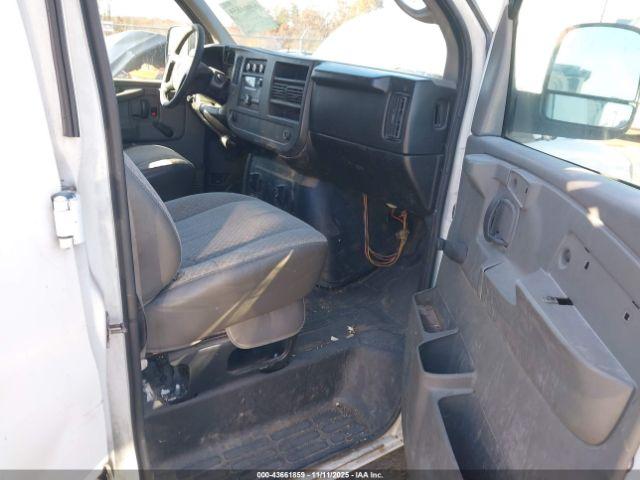 Chevrolet Express Work Van Image 4